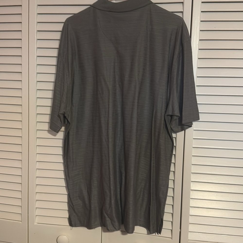 This is an attractive polo style men’s shirt in large - Picture 4 of 4